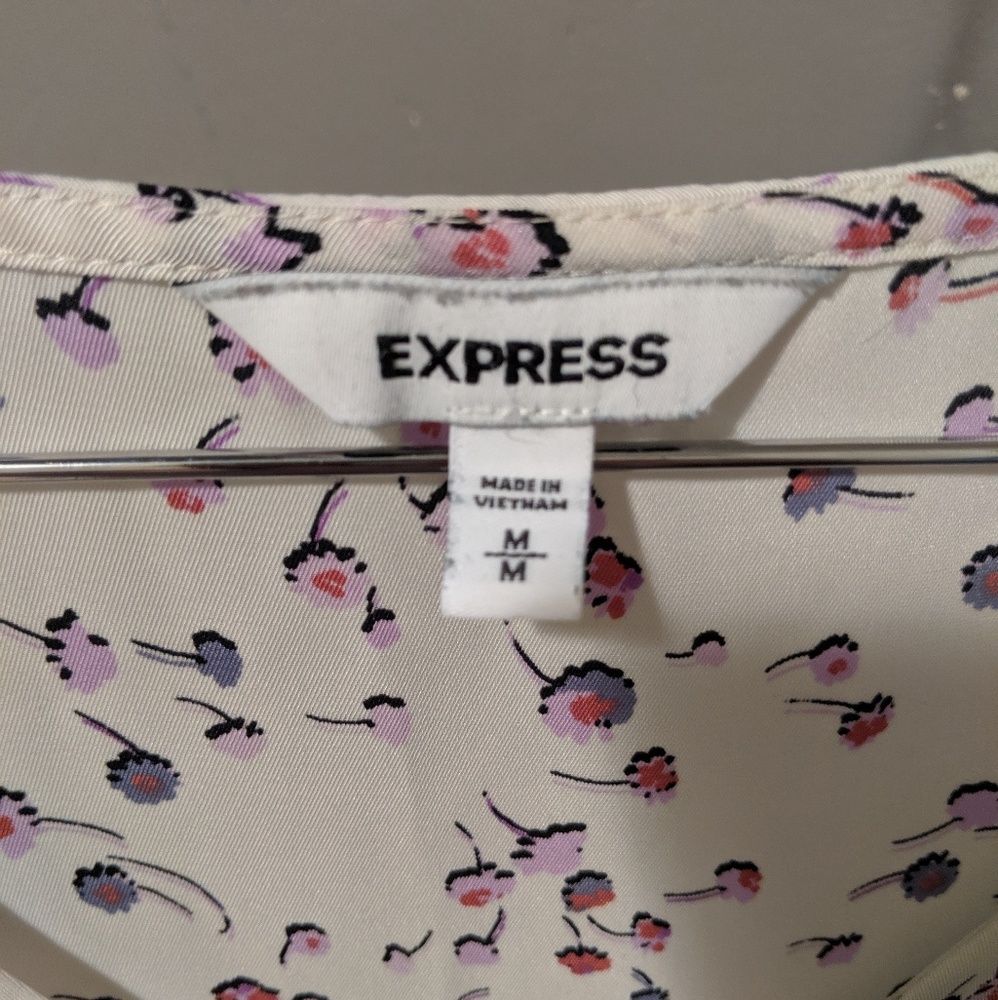 Express Flowy Spring Top - Picture 2 of 4